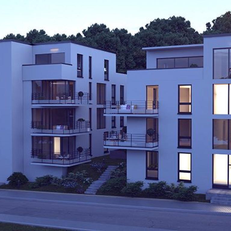 Rendering eines modernen Wohnkomplexes mit mehreren Wohneinheiten und Balkonen, umgeben von üppigem Grün bei Sonnenuntergang.